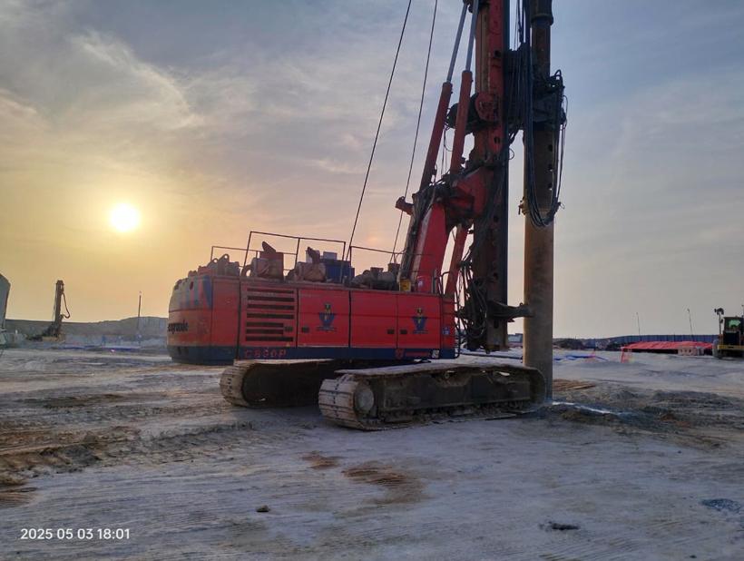 حفارة الخوازيق Casagrande C800P عند الغروب