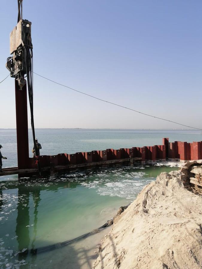 Vibro-driven sheet piles at the waterline