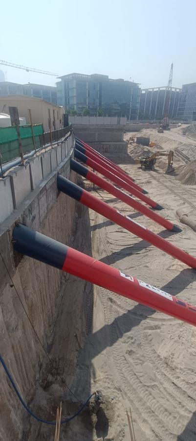 Raking struts on a curved wall